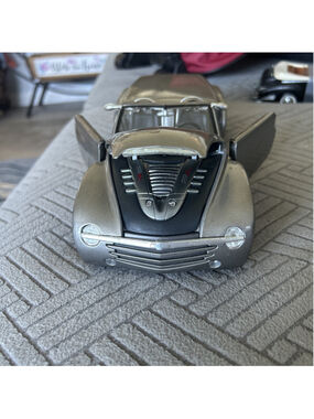 Maisto 1:18 Diecast - 2000 Chevrolet SSR Concept - Missing Parts - No Box